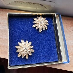 💚Avon NWT clip-on gold starburst earrings